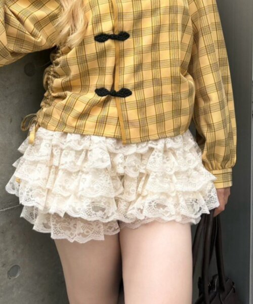 continuer de NICE CLAUP(コンティニューデナイスクラップ)の「贅沢フリルで魅せる、レースフリルショートパンツ(その他パンツ・レディース・アイボリー/ブラック・FREE)」の9枚目の写真