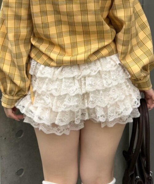 continuer de NICE CLAUP(コンティニューデナイスクラップ)の「贅沢フリルで魅せる、レースフリルショートパンツ(その他パンツ・レディース・アイボリー/ブラック・FREE)」の11枚目の写真