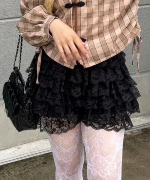 continuer de NICE CLAUP(コンティニューデナイスクラップ)の「贅沢フリルで魅せる、レースフリルショートパンツ(その他パンツ・レディース・アイボリー/ブラック・FREE)」の3枚目の写真