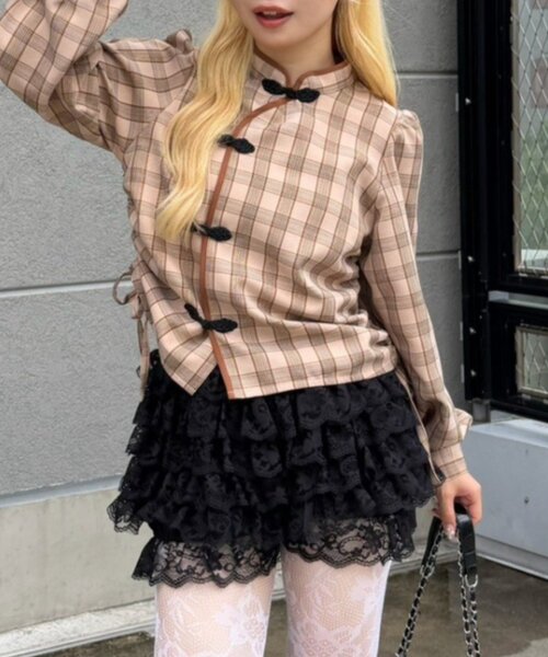 continuer de NICE CLAUP(コンティニューデナイスクラップ)の「贅沢フリルで魅せる、レースフリルショートパンツ(その他パンツ・レディース・アイボリー/ブラック・FREE)」の4枚目の写真