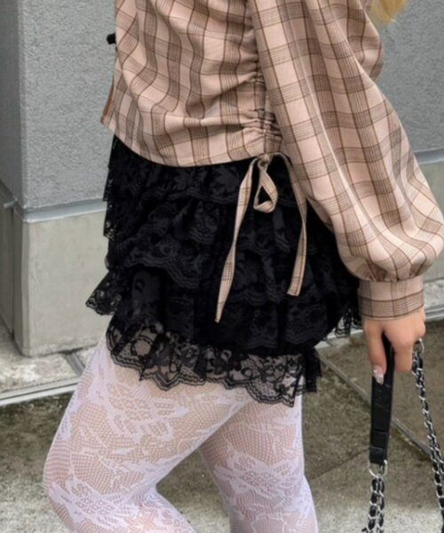 continuer de NICE CLAUP(コンティニューデナイスクラップ)の「贅沢フリルで魅せる、レースフリルショートパンツ(その他パンツ・レディース・アイボリー/ブラック・FREE)」の5枚目の写真