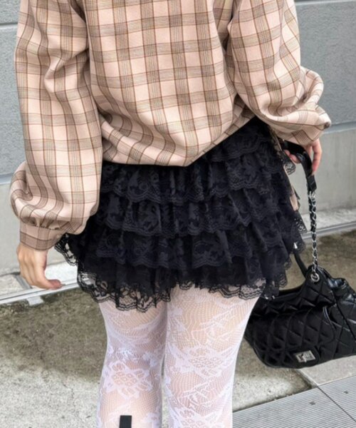 continuer de NICE CLAUP(コンティニューデナイスクラップ)の「贅沢フリルで魅せる、レースフリルショートパンツ(その他パンツ・レディース・アイボリー/ブラック・FREE)」の6枚目の写真