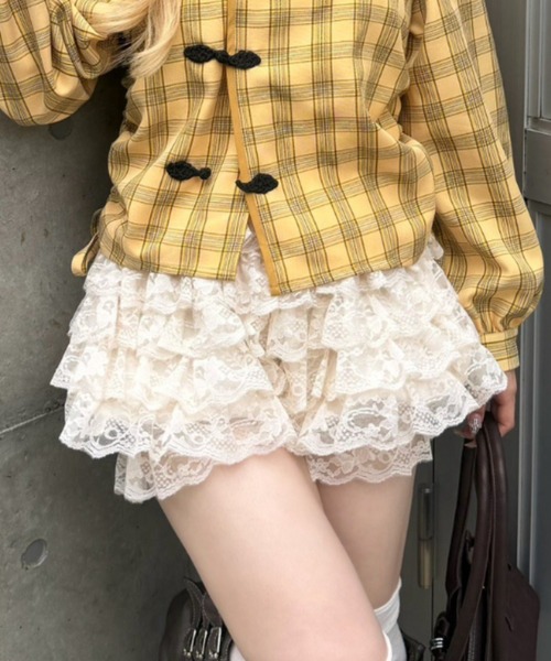 continuer de NICE CLAUP(コンティニューデナイスクラップ)の「贅沢フリルで魅せる、レースフリルショートパンツ(その他パンツ・レディース・アイボリー/ブラック・FREE)」の1枚目の写真