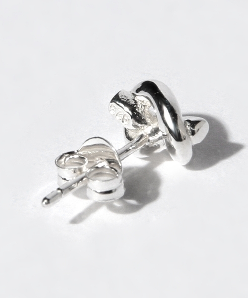 BEAMS BOY（ビームスボーイ）の「BEAMS BOY / シルバー かた結び ピアス（ピアス（両耳用）・レディース・シルバー・ONE SIZE）」の4枚目の写真