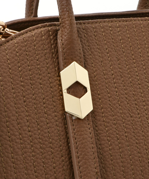 PLAIN CLOTHING（プレーンクロージング）の「ストライプキルティングハンドバッグ【PLAIN CLOTHING】（ハンドバッグ・レディース・ブラック/カーキ/レッド/キャメル/ネイビー/ダークグレー・FREE）」の8枚目の写真