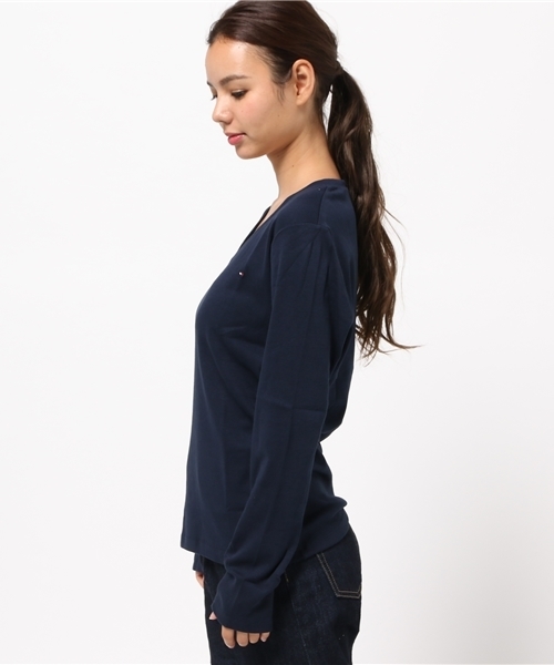 TOMMY HILFIGER(トミーヒルフィガー)の「ベーシックVネックロングスリーブカットソー(Tシャツ/カットソー・レディース・ネイビー/ブラック/ホワイト/グレー・MEDIUM/SMALL/LARGE)」の6枚目の写真