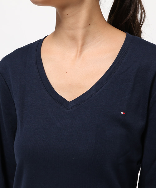 TOMMY HILFIGER(トミーヒルフィガー)の「ベーシックVネックロングスリーブカットソー(Tシャツ/カットソー・レディース・ネイビー/ブラック/ホワイト/グレー・MEDIUM/SMALL/LARGE)」の8枚目の写真