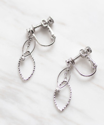 クリアビジューとリーフが揺れるイヤリング