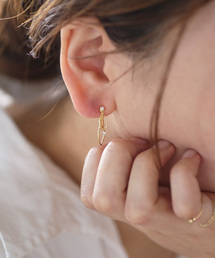 クリアビジューとリーフが揺れるイヤリング