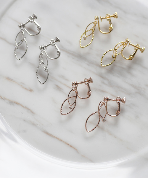 ANEMONE（アネモネ）の「クリアビジューとリーフが揺れるイヤリング（イヤリング・レディース・シルバー/ゴールド/ピンクゴールド・FREE）」の9枚目の写真