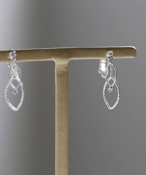 ANEMONE（アネモネ）の「クリアビジューとリーフが揺れるイヤリング（イヤリング・レディース・シルバー/ゴールド/ピンクゴールド・FREE）」の10枚目の写真