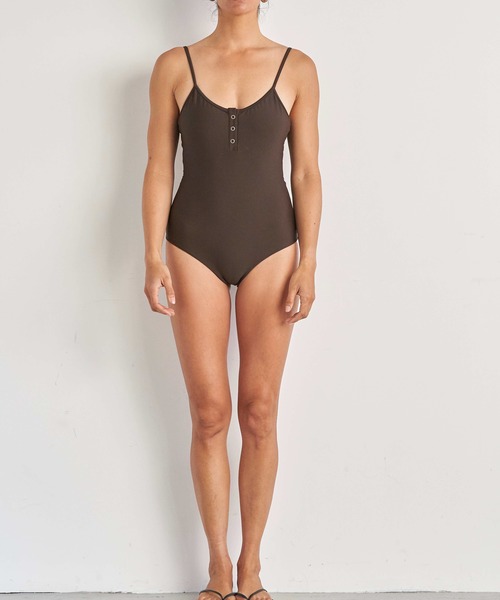 SEA(シー)の「ヘンリーネックスイムスーツ(水着・レディース・カーキ/チョコ・34/32)」の1枚目の写真