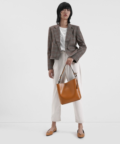 CHARLES & KEITH スタッズトラペーズ ショルダーバッグ セール】スタッズトラペーズ ショルダーバッグ / Studded Trapeze