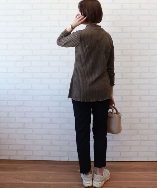 BELLUNA（ベルーナ）の「ふんわりケーブル柄ハイネックプルオーバー（Tシャツ/カットソー・レディース・ブラック/オフホワイト/パープル系その他/モカ/杢グレー・MEDIUM/LARGE/X-LARGE）」の13枚目の写真