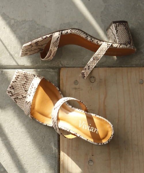VIVIAN（ヴィヴィアン）の「スクエアトゥダブルストラップミュールサンダル（サンダル・レディース・Royal/D/ブラック×グリーン/E/パイソン・SS/S/M/L/LL）」の5枚目の写真