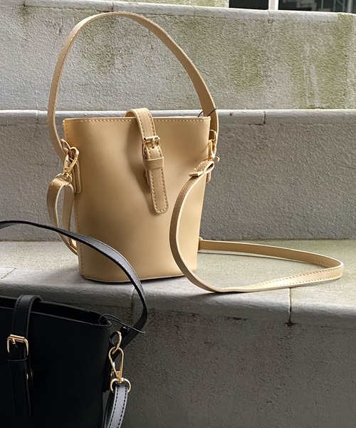 muure(ミュール)の「ベルトバックルデザイン付きバケツ型ショルダーバッグ(ドラムバッグ・レディース・ブラック/ベージュ/ブラウン・FREE)」の2枚目の写真