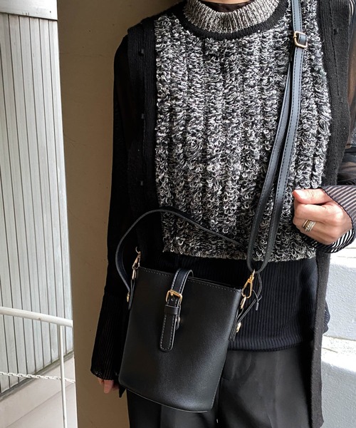 muure(ミュール)の「ベルトバックルデザイン付きバケツ型ショルダーバッグ(ドラムバッグ・レディース・ブラック/ベージュ/ブラウン・FREE)」の6枚目の写真