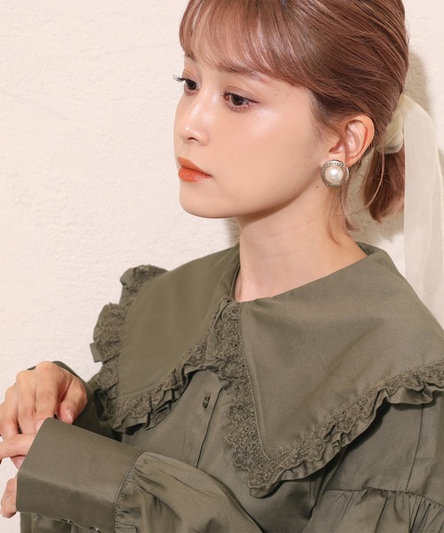 one after another NICE CLAUP(ワンアフターアナザーナイスクラップ)の「フリル大きな襟ブラウス(シャツ/ブラウス・レディース・ブラック/オフホワイト/モカ・FREE)」の8枚目の写真