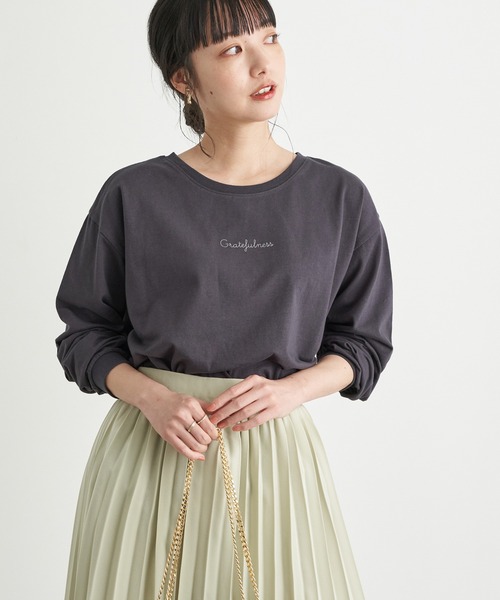 earth music&ecology(アースミュージックアンドエコロジー)の「Gratefullness ロゴプルオーバー *(Tシャツ/カットソー・レディース・ピンクベージュ/チャコールグレー/ブラウン/ホワイト・FREE)」の3枚目の写真