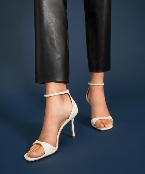 CHARLES & KEITH(チャールズ & キース)の「アンクルストラップ ヒールドサンダル / Ankle Strap Heeled Sandals(サンダル・レディース・ブラック/ホワイト/ゴールド・22.5cm/23cm/23.5cm/24.5cm/25cm/25.5cm/22cm)」の4枚目の写真
