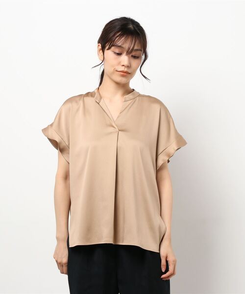 新品 allureville スキッパーステップヘムブラウス ベージュ 光沢 M allureville - 新品 allureville スキッパーステップヘムブラウス