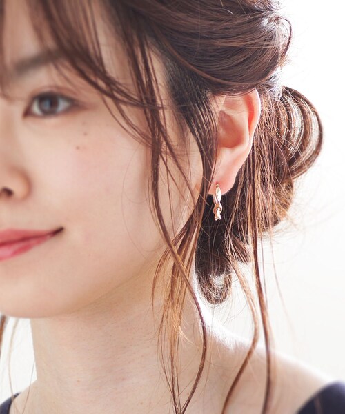 COCOSHNIK(ココシュニック)の「K10ツイスト フープピアス(ピアス(両耳用)・レディース・ホワイト系その他7・00)」の9枚目の写真