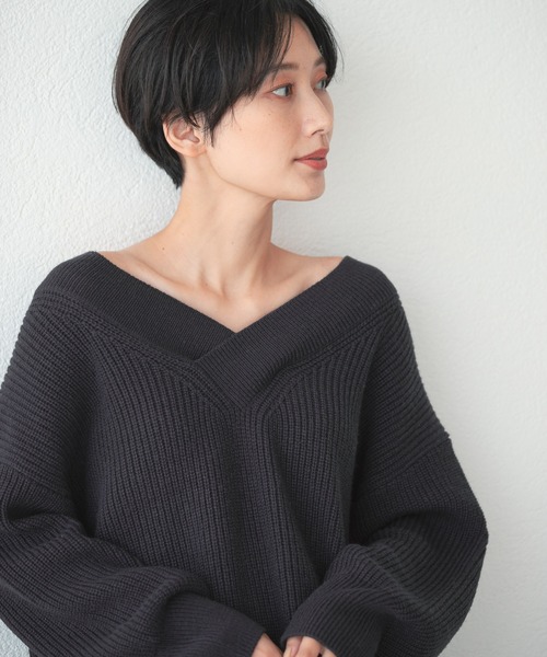 LEPSIM（レプシィム）の「なめらかタッチVニット　957810（ニット/セーター・レディース・グレイッシュベージュ/チャコールグレー/オレンジ・FREE）」の2枚目の写真