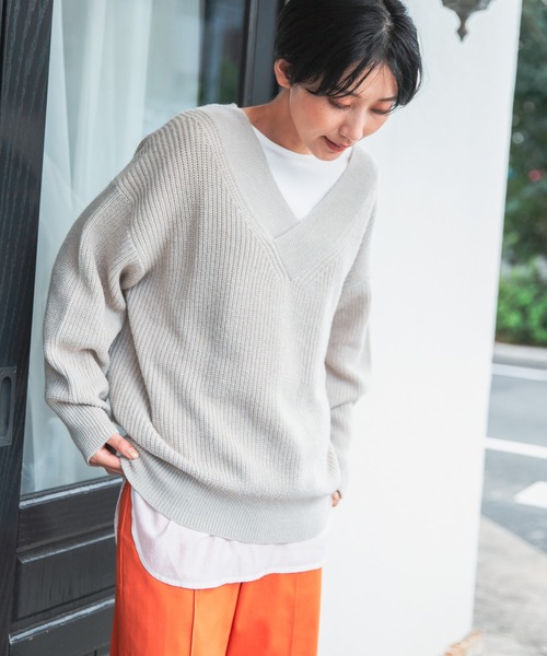 LEPSIM（レプシィム）の「なめらかタッチVニット　957810（ニット/セーター・レディース・グレイッシュベージュ/チャコールグレー/オレンジ・FREE）」の6枚目の写真