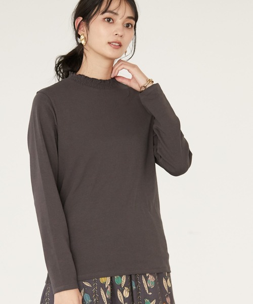 CRAFT STANDARD BOUTIQUE(クラフトスタンダードブティック)の「シャーリングハイネックカットプルオーバー *(Tシャツ/カットソー・レディース・チャコールグレー/ブラック/オフホワイト・FREE)」の3枚目の写真