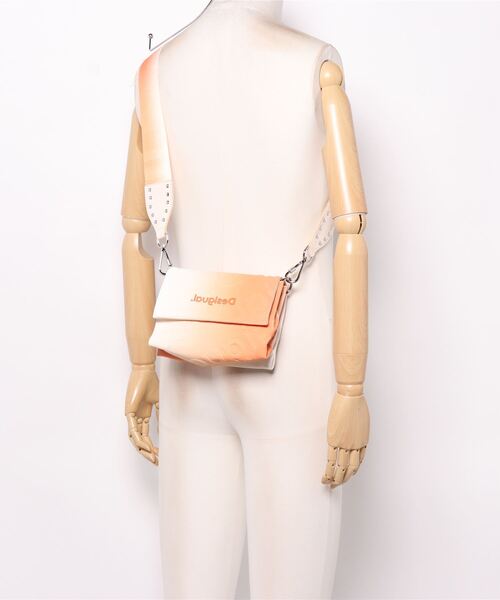 Desigual（デシグアル）の「グラデーション ミニクロスボディバッグ（ボディバッグ/ウエストポーチ・レディース・レッド/オレンジ・FREE）」の6枚目の写真