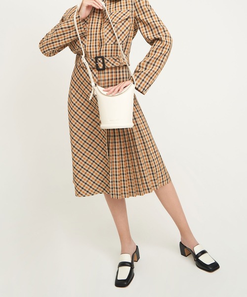 CHARLES & KEITH(チャールズ & キース)の「クロックエフェクト ブロックヒールローファーミュール / Croc-Effect Block Heel Loafer Mules(サンダル・レディース・ブラック/イエロー系その他3・22.5cm/23cm/23.5cm/24.5cm/25cm/25.5cm/22cm)」の7枚目の写真
