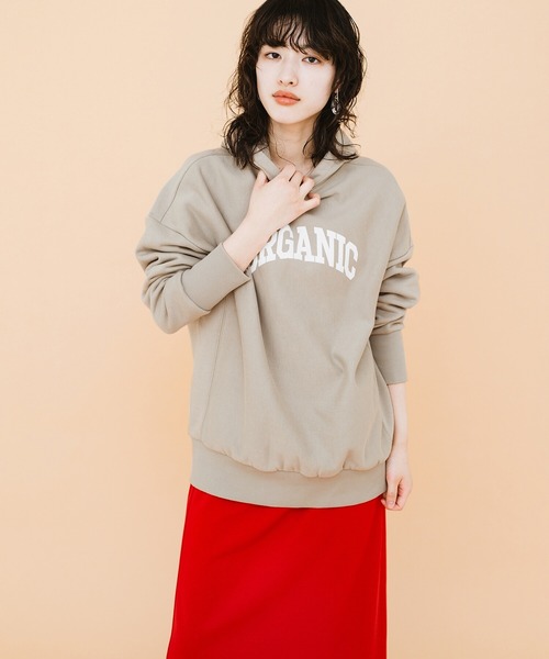 haco!（ハコ）の「楽ちんな服こそかっこつけたい！ＰＢＰオーガニックコットン　カレッジロゴ風スウェットパーカー（ユニセックス）（パーカー・レディース・オフホワイト/グレイッシュベージュ・1/2/3）」の2枚目の写真