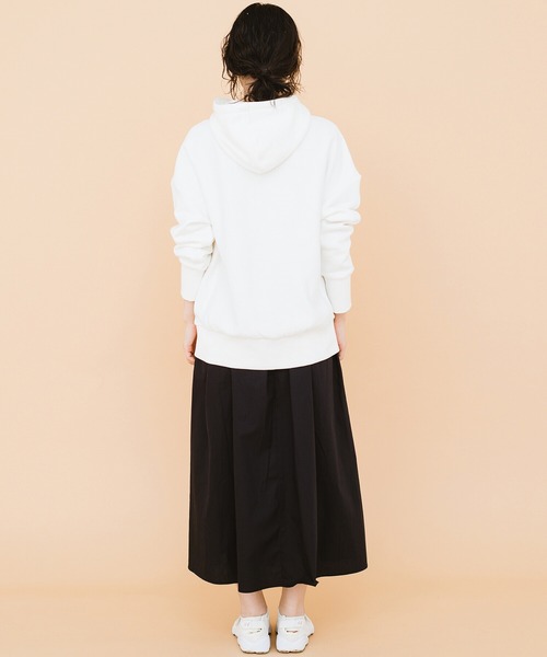 haco!（ハコ）の「楽ちんな服こそかっこつけたい！ＰＢＰオーガニックコットン　カレッジロゴ風スウェットパーカー（ユニセックス）（パーカー・レディース・オフホワイト/グレイッシュベージュ・1/2/3）」の19枚目の写真