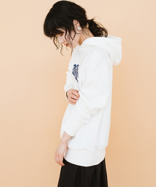 haco!（ハコ）の「楽ちんな服こそかっこつけたい！ＰＢＰオーガニックコットン　カレッジロゴ風スウェットパーカー（ユニセックス）（パーカー・レディース・オフホワイト/グレイッシュベージュ・1/2/3）」の6枚目の写真