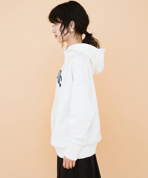 haco!（ハコ）の「楽ちんな服こそかっこつけたい！ＰＢＰオーガニックコットン　カレッジロゴ風スウェットパーカー（ユニセックス）（パーカー・レディース・オフホワイト/グレイッシュベージュ・1/2/3）」の7枚目の写真