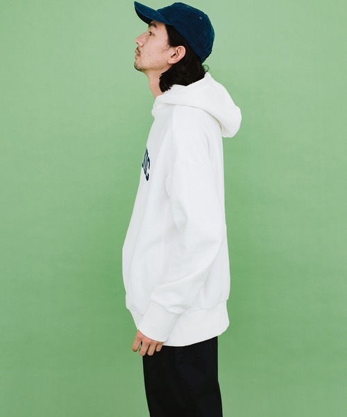 haco!（ハコ）の「楽ちんな服こそかっこつけたい！ＰＢＰオーガニックコットン　カレッジロゴ風スウェットパーカー（ユニセックス）（パーカー・レディース・オフホワイト/グレイッシュベージュ・1/2/3）」の12枚目の写真