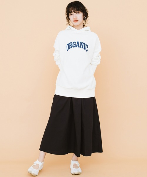 haco!（ハコ）の「楽ちんな服こそかっこつけたい！ＰＢＰオーガニックコットン　カレッジロゴ風スウェットパーカー（ユニセックス）（パーカー・レディース・オフホワイト/グレイッシュベージュ・1/2/3）」の3枚目の写真