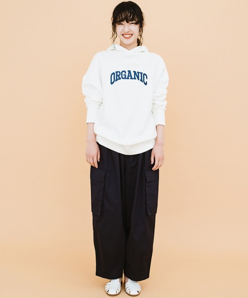 haco!（ハコ）の「楽ちんな服こそかっこつけたい！ＰＢＰオーガニックコットン　カレッジロゴ風スウェットパーカー（ユニセックス）（パーカー・レディース・オフホワイト/グレイッシュベージュ・1/2/3）」の15枚目の写真