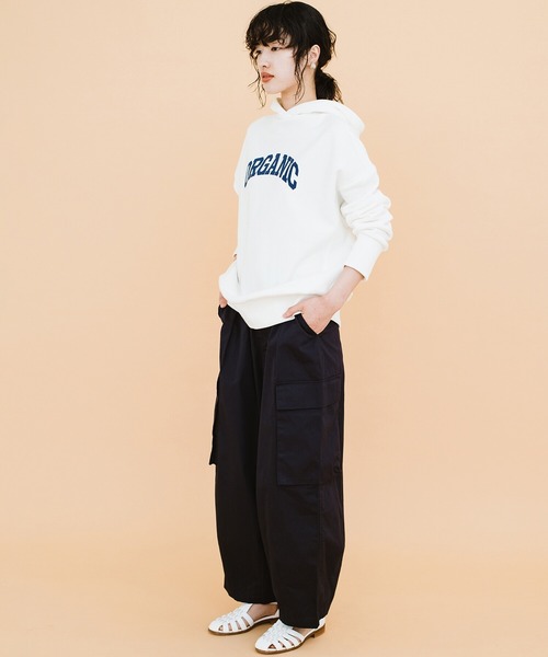 haco!（ハコ）の「楽ちんな服こそかっこつけたい！ＰＢＰオーガニックコットン　カレッジロゴ風スウェットパーカー（ユニセックス）（パーカー・レディース・オフホワイト/グレイッシュベージュ・1/2/3）」の18枚目の写真