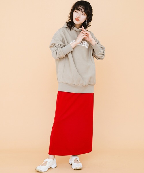 haco!（ハコ）の「楽ちんな服こそかっこつけたい！ＰＢＰオーガニックコットン　カレッジロゴ風スウェットパーカー（ユニセックス）（パーカー・レディース・オフホワイト/グレイッシュベージュ・1/2/3）」の4枚目の写真