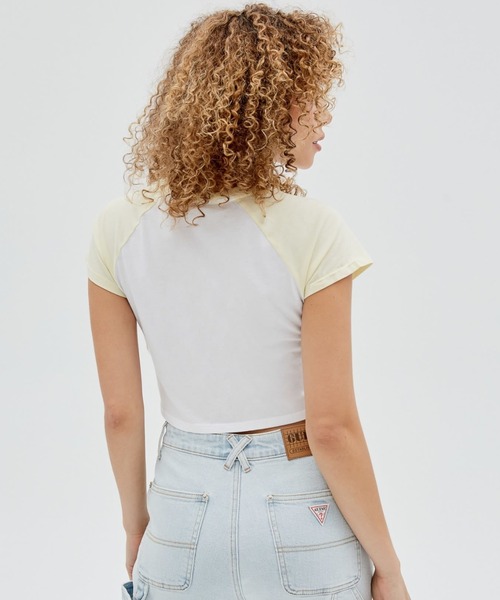 Guess（ゲス）の「GUESS Originals Raglan Baby Tee（Tシャツ/カットソー・レディース・ブルー/ホワイト・SMALL/MEDIUM/X-SMALL）」の3枚目の写真