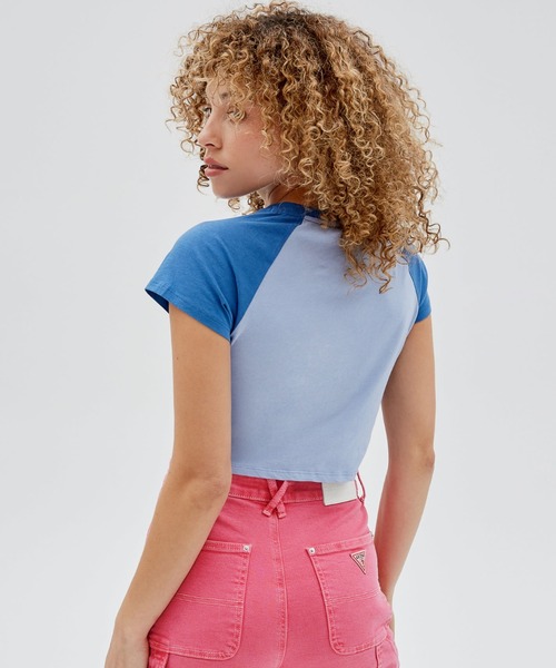 Guess（ゲス）の「GUESS Originals Raglan Baby Tee（Tシャツ/カットソー・レディース・ブルー/ホワイト・SMALL/MEDIUM/X-SMALL）」の7枚目の写真