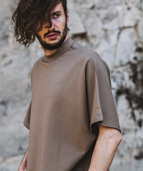 NO ID.(ノーアイディ)の「mt7850-ドルマンスリーブモックネックT Tシャツ(Tシャツ/カットソー・メンズ・ベージュ/ブラック/グレー/ホワイト・ONE SIZE)」の4枚目の写真