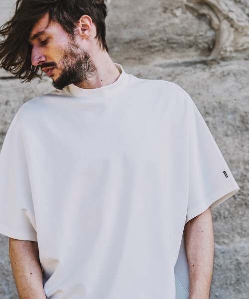 NO ID.(ノーアイディ)の「mt7850-ドルマンスリーブモックネックT Tシャツ(Tシャツ/カットソー・メンズ・ベージュ/ブラック/グレー/ホワイト・ONE SIZE)」の3枚目の写真