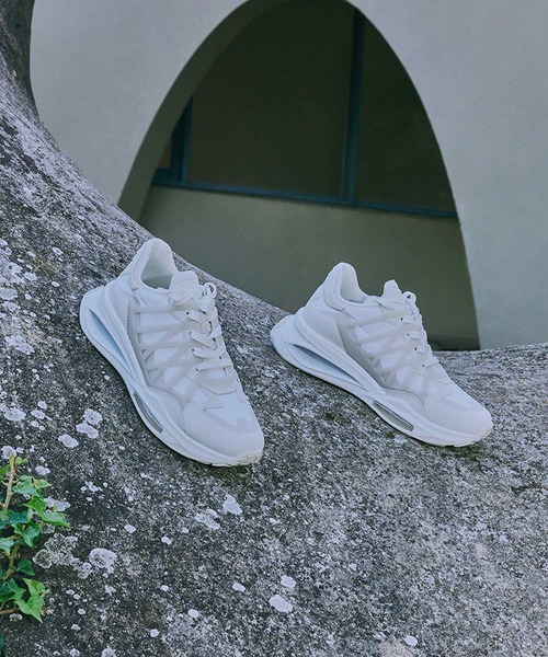 ASH(アッシュ)の「【FUTURA200】ハイテクローカットスニーカー(スニーカー・レディース・ホワイト/ブラック/マルチ・35/38/39/36/37)」の2枚目の写真