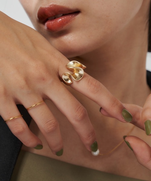 Aunt Marie's（アントマリーズ）の「フリルモチーフボリュームリング / ウェーブリング（リング・レディース・ゴールド/シルバー・FREE）」の2枚目の写真