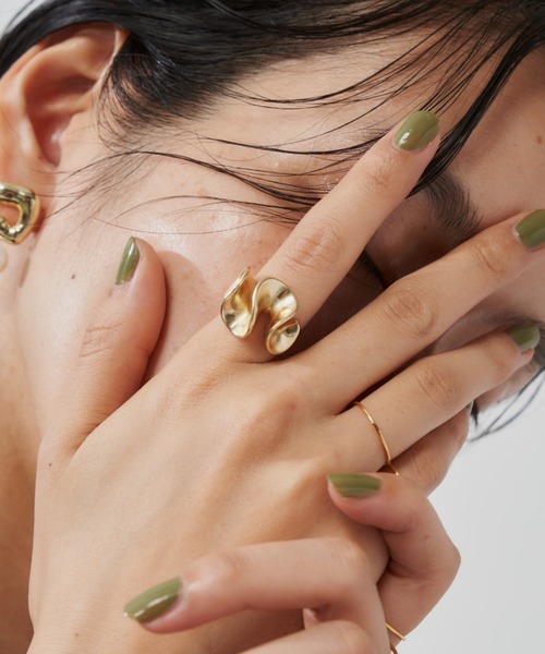 Aunt Marie's（アントマリーズ）の「フリルモチーフボリュームリング / ウェーブリング（リング・レディース・ゴールド/シルバー・FREE）」の11枚目の写真