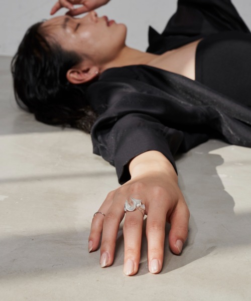 Aunt Marie's（アントマリーズ）の「フリルモチーフボリュームリング / ウェーブリング（リング・レディース・ゴールド/シルバー・FREE）」の4枚目の写真