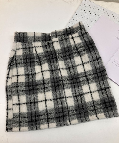 SPIGA(スピーガ)の「起毛チェックタイトスカート(スカート・レディース・ブラック/イエロー・SMALL/MEDIUM)」の2枚目の写真