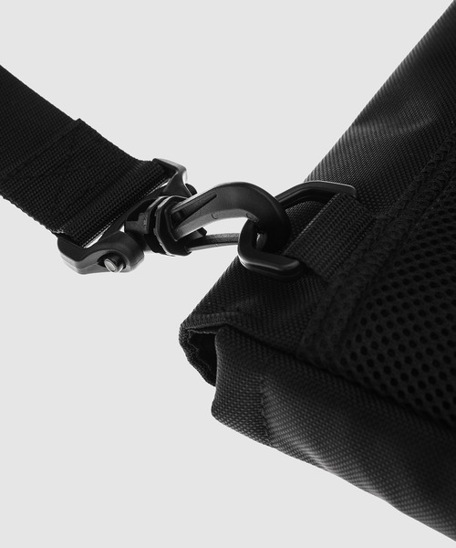 JUNYA WATANABE MAN（ジュンヤワタナベマン）の「INNERRAM Wネーム BAG（ショルダーバッグ・メンズ・ブラック・ONE SIZE）」の3枚目の写真